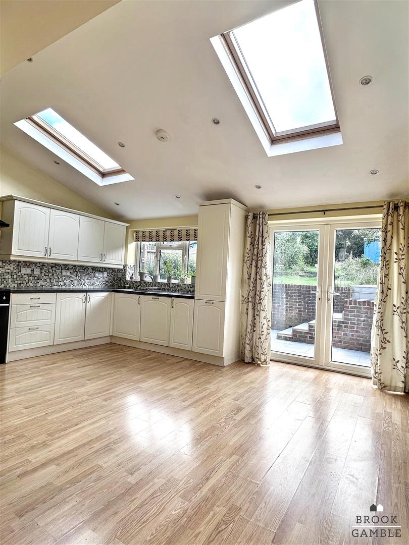 3 Bedroom House - Semi-Detached. Manvers Road in Eastbourne, 6